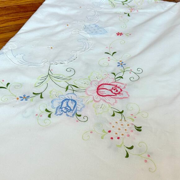 Vintage Embroidered Floral Linen Tablecloth with Scalloped Edges - Picture 2 of 14